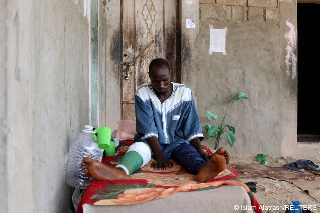 A migrant sits on a bed at a shelter called 'Safe House' in Bani Walid, Libya on August 18, 2021 | Photo: Islam Alatrash/REUTERS
